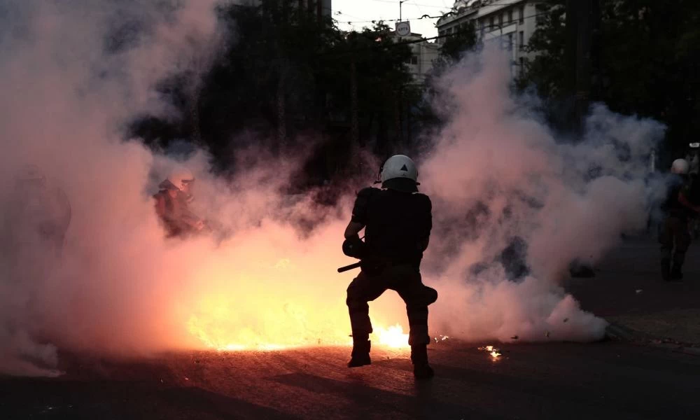 Ένταση στο Σύνταγμα: Μολότοφ και χημικά έξω από τη Βουλή
